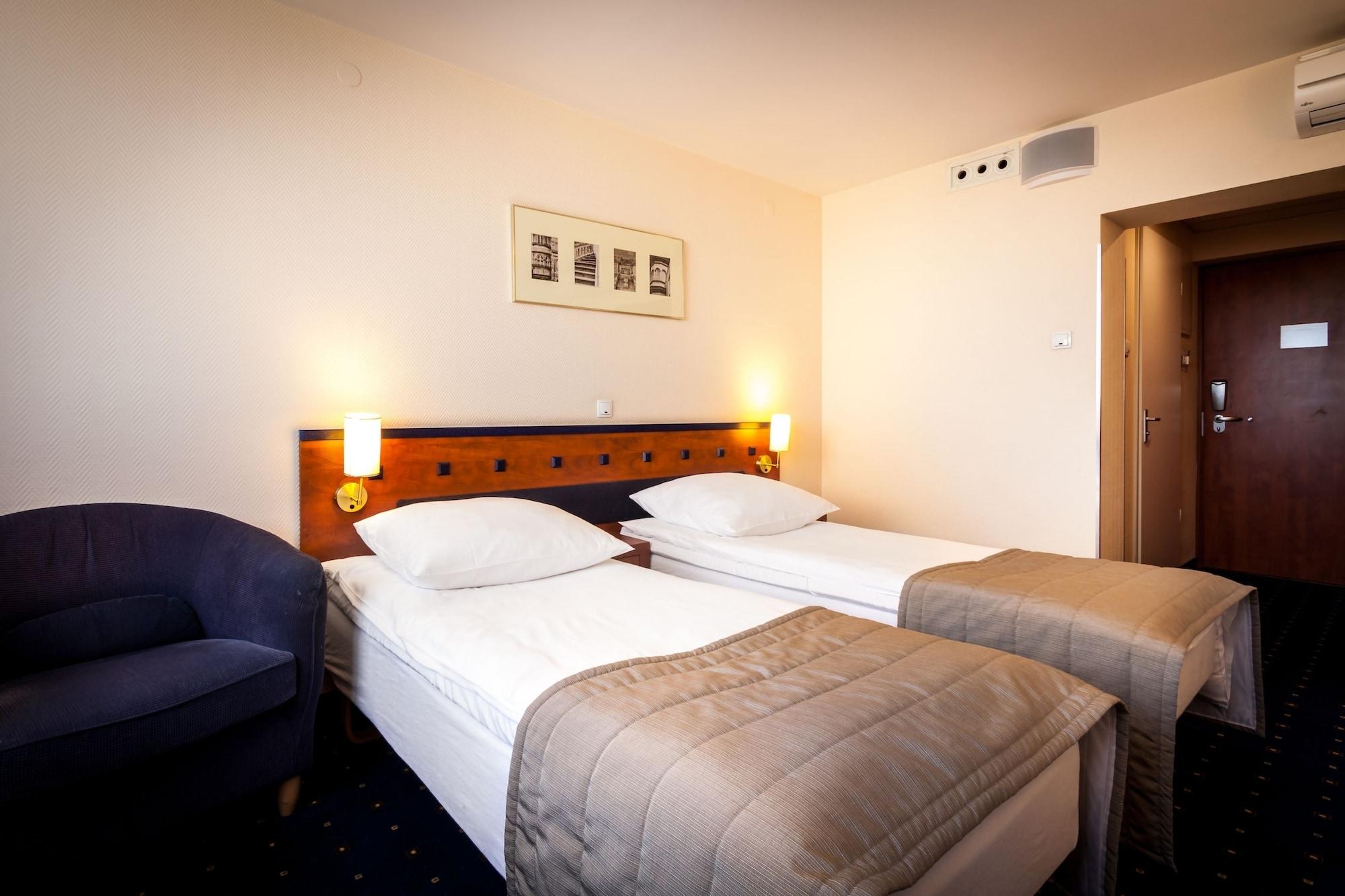Qubus Hotel Легница Экстерьер фото
