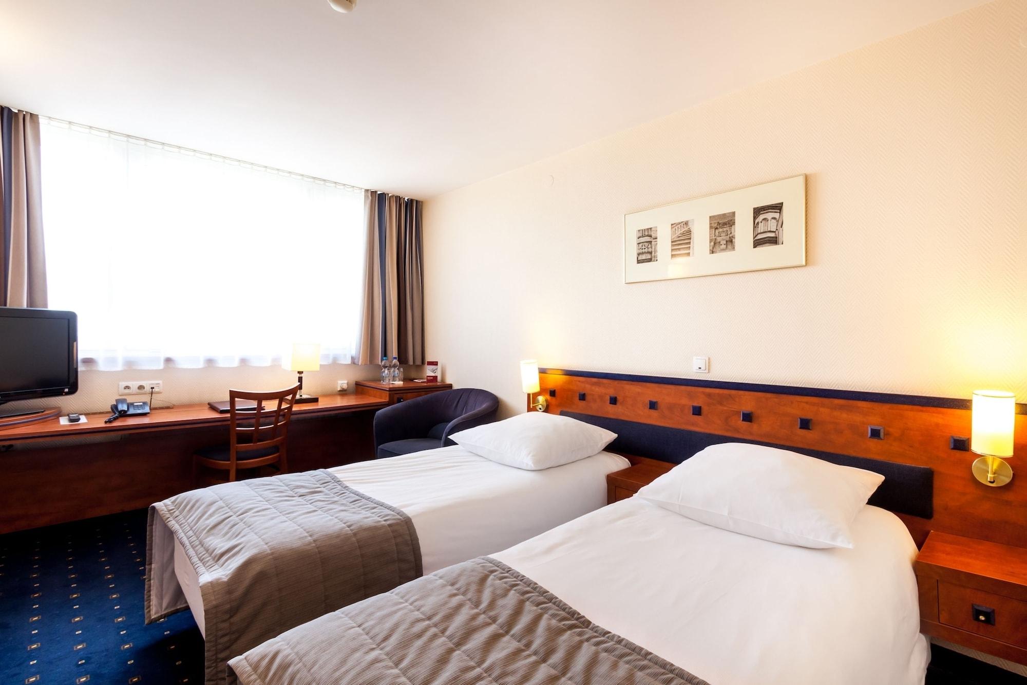 Qubus Hotel Легница Экстерьер фото