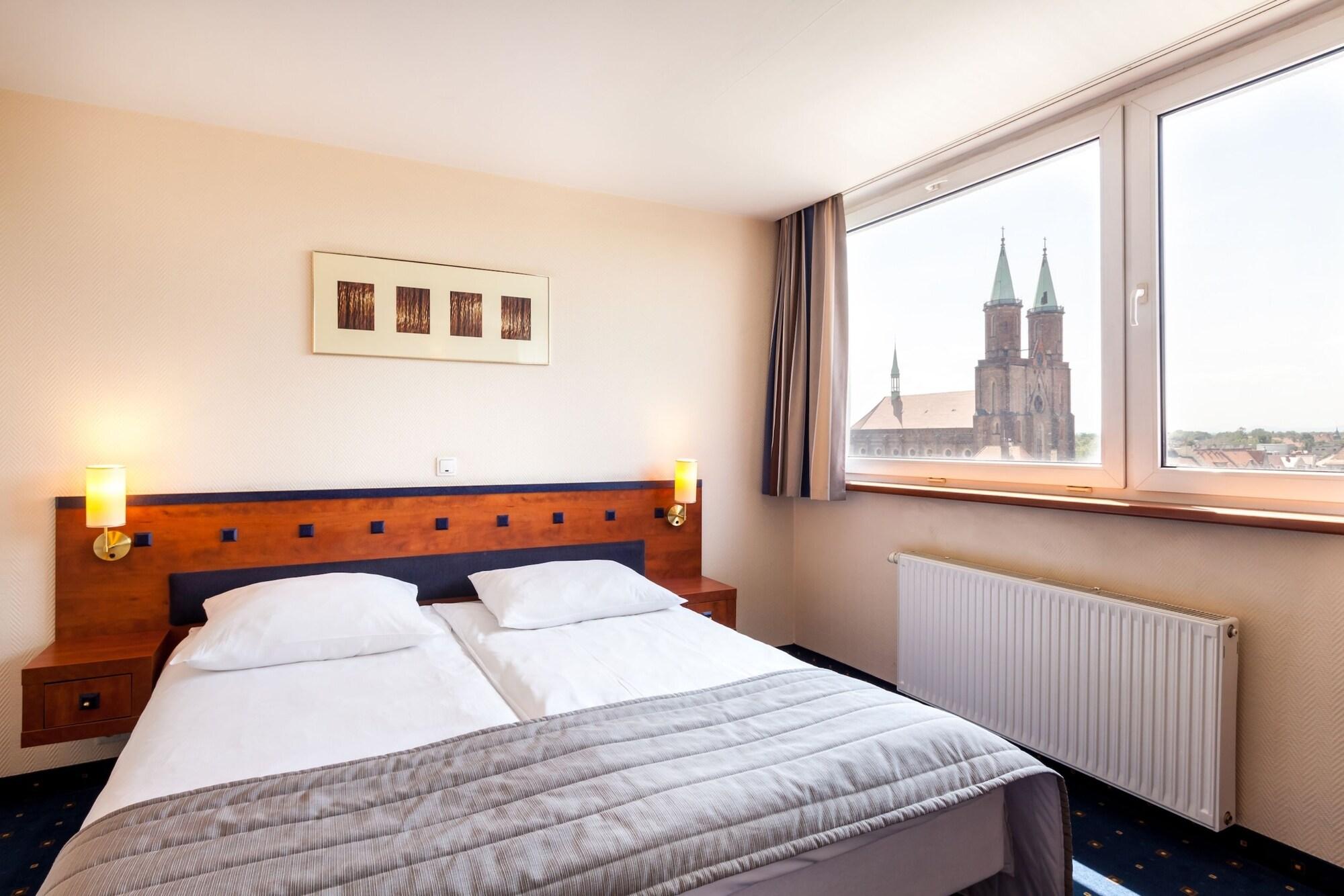 Qubus Hotel Легница Экстерьер фото