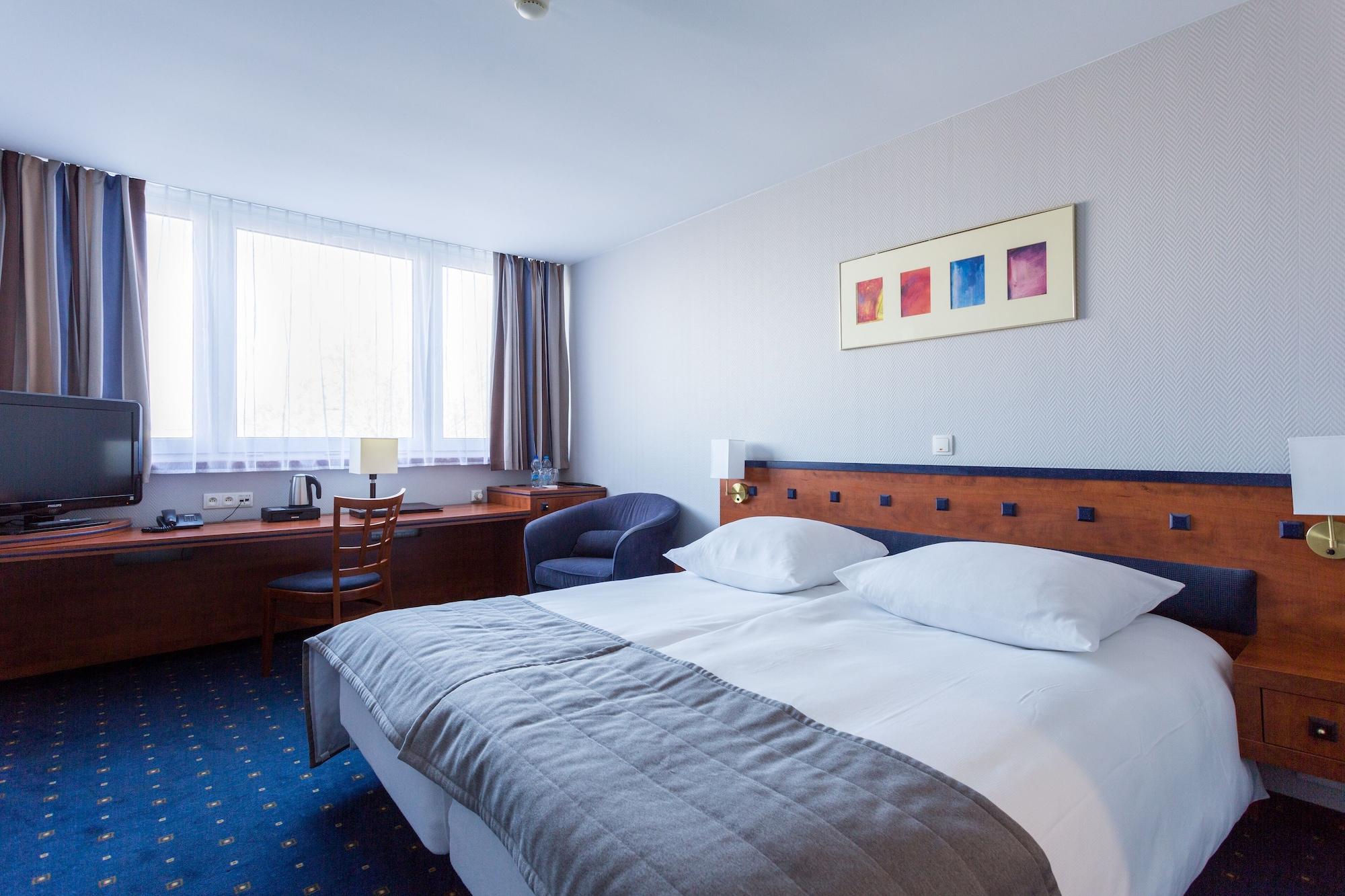Qubus Hotel Легница Экстерьер фото