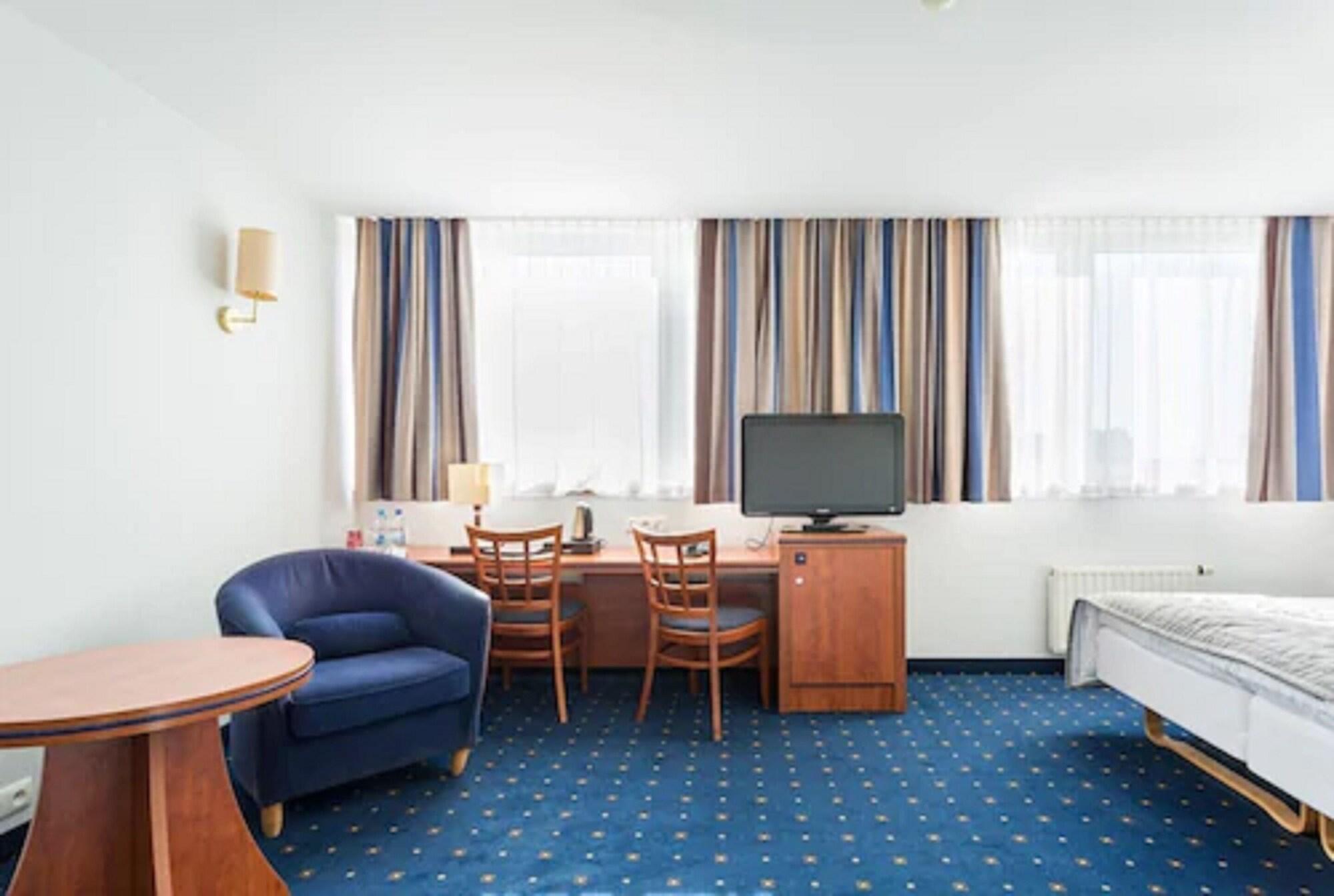 Qubus Hotel Легница Экстерьер фото