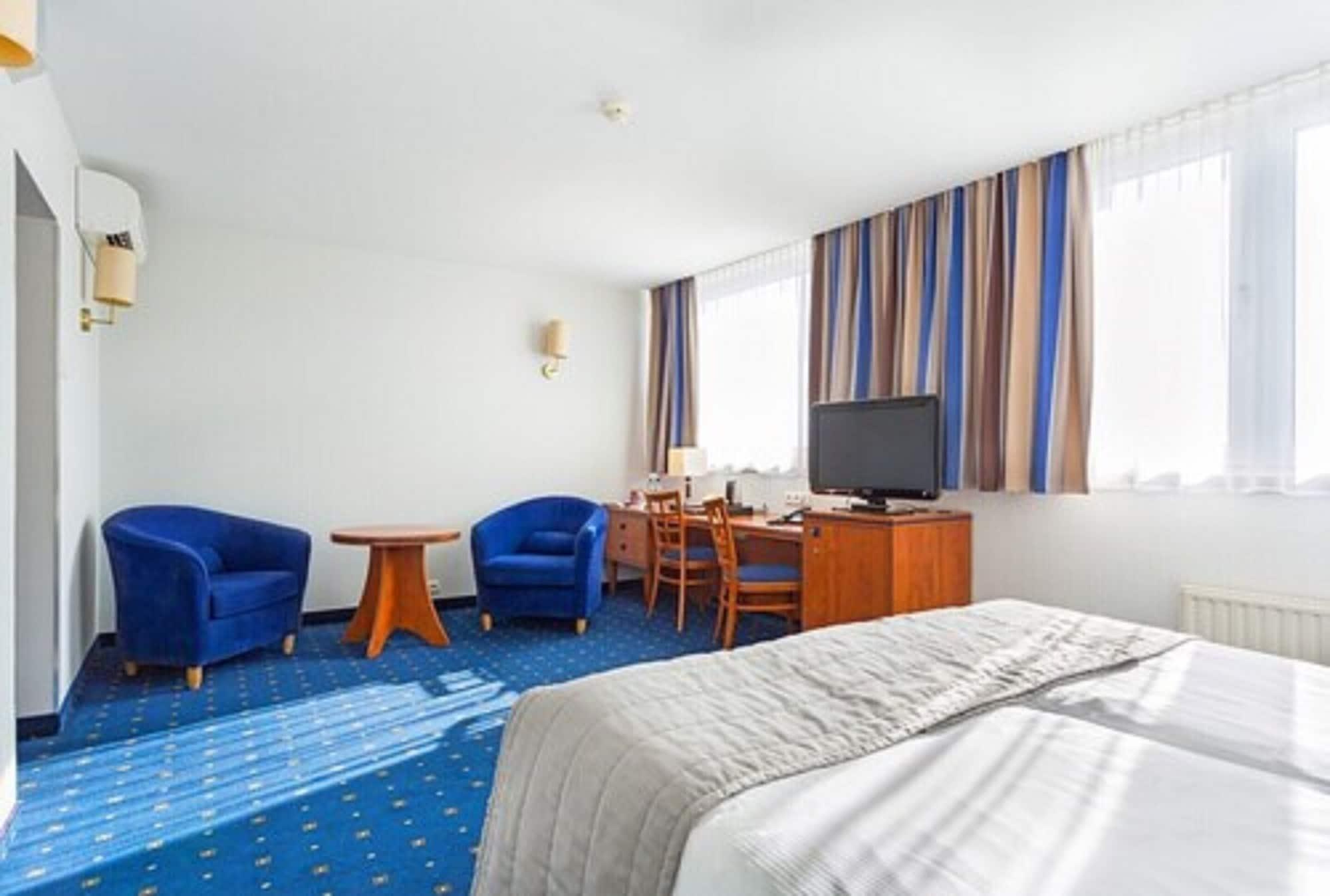 Qubus Hotel Легница Экстерьер фото