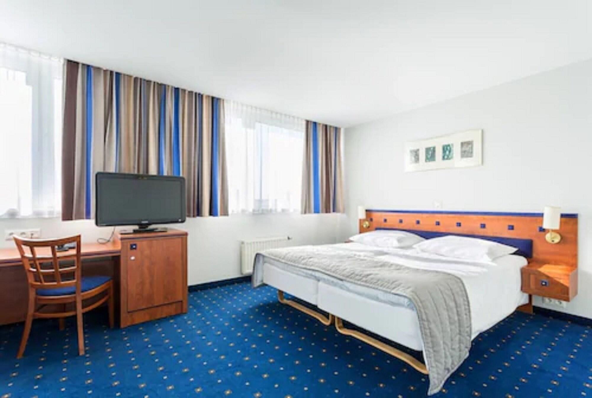 Qubus Hotel Легница Экстерьер фото