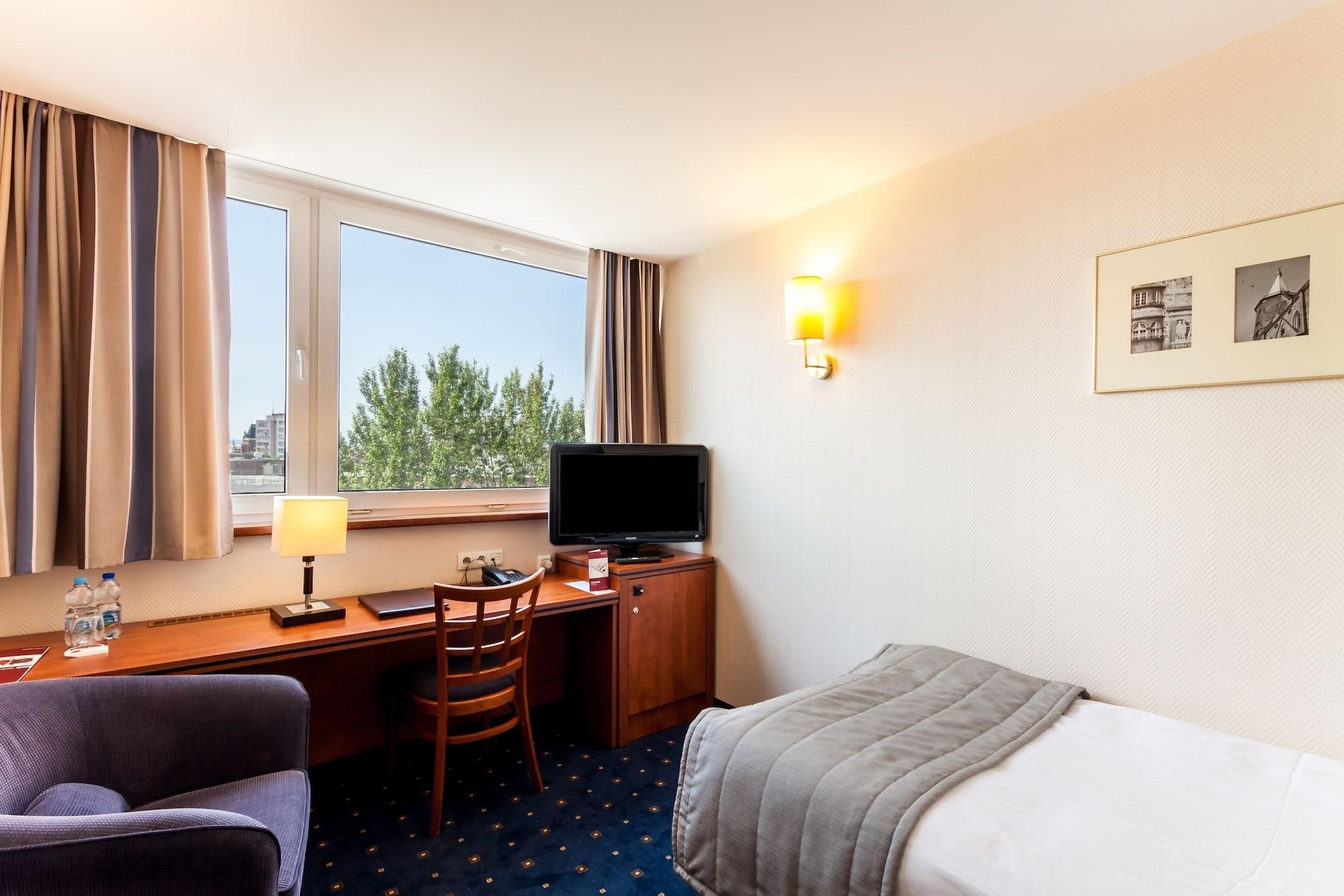 Qubus Hotel Легница Экстерьер фото
