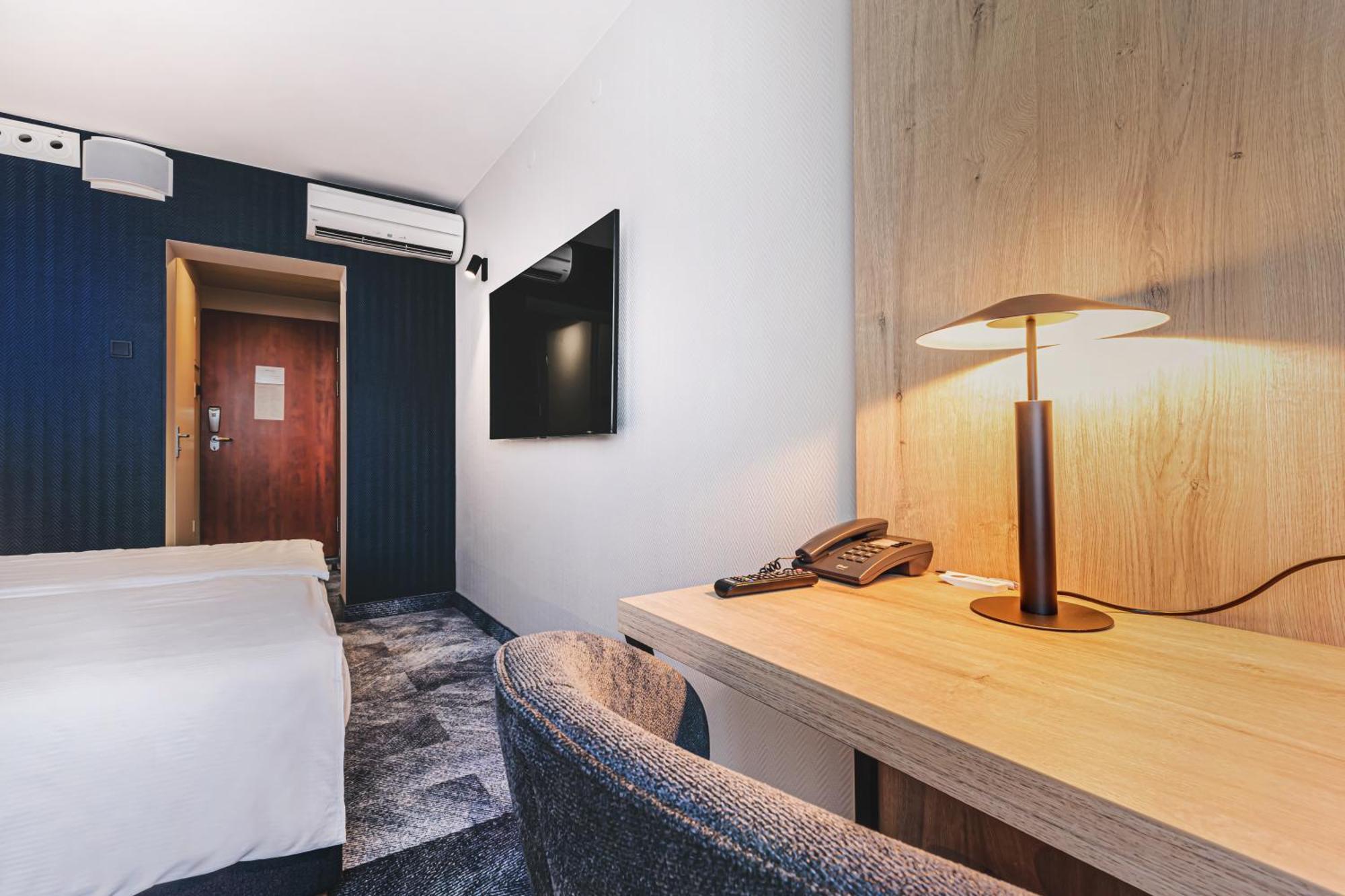 Qubus Hotel Легница Экстерьер фото